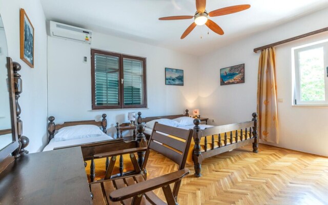 Nice Apartment in Duce With Wifi and 2 Bedrooms