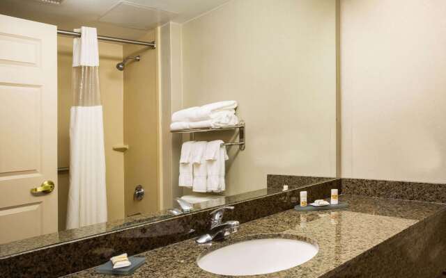 La Quinta Inn & Suites by Wyndham Islip - MacArthur Airport