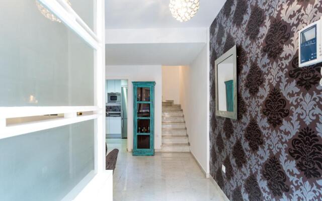 LR2 Private Terrace & Parking Right in the city Center