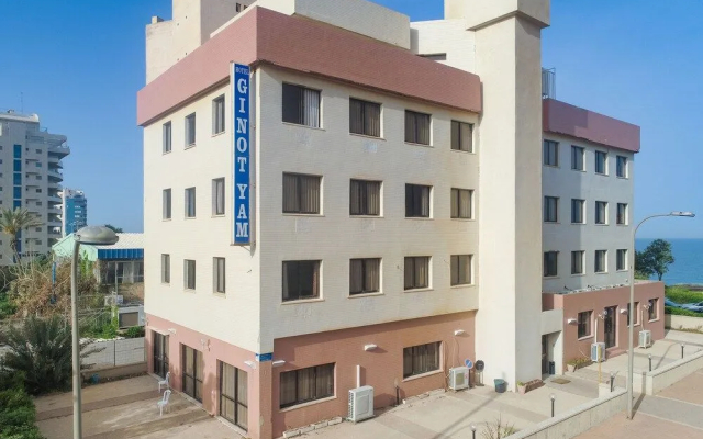 Ginot Yam Hotel