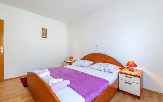 Nice Apartment in Duce With Wifi and 1 Bedrooms