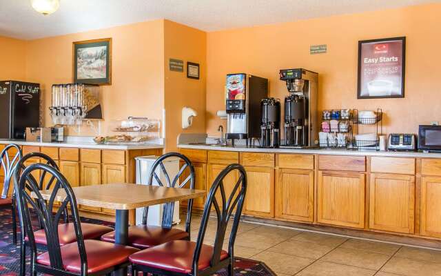 Econo Lodge & Suites