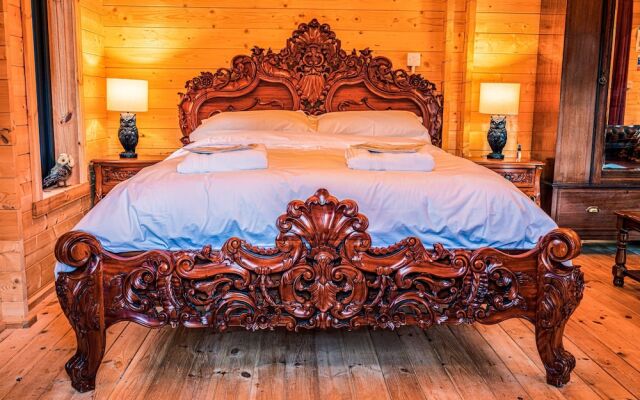 Owl Lodge With Hot Tub and Massage Treatments