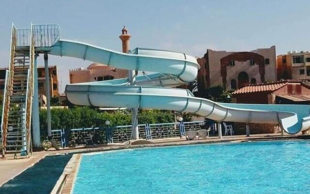 شاليه انيق مع مسبح وشاطئ جميل للعائلات فقط