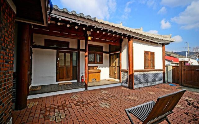 Jeonju Namugeuneul and Geunsoonae Chogajip