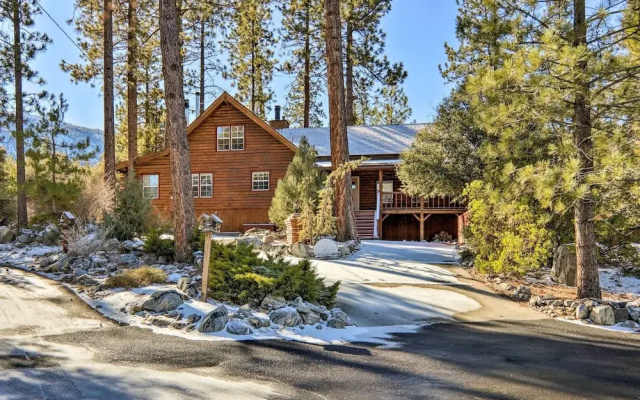 Pine Mountain Club Log Home w/ Deck + Grill!