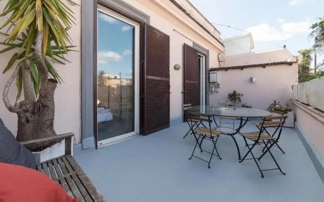 Lovely 1-bed Apartment in Roma With Terrace