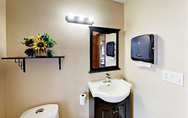 Inviting Central Scottsdale Stunner - 5 Br Home