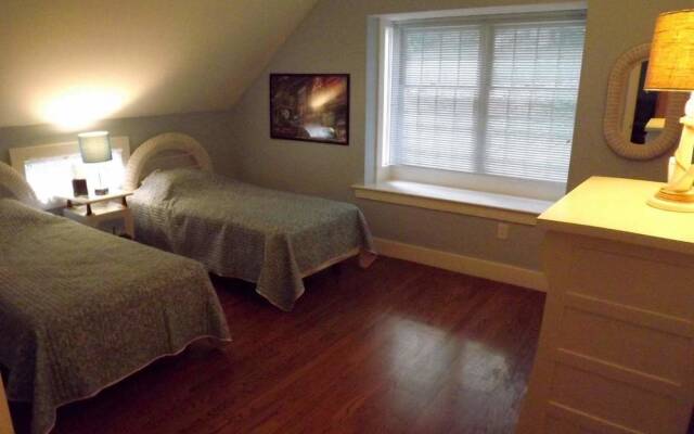 Walkable Home in Mystic Historic District