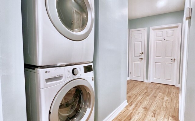 Renovated Rooms 10-min to Finch Subway Near Yonge St