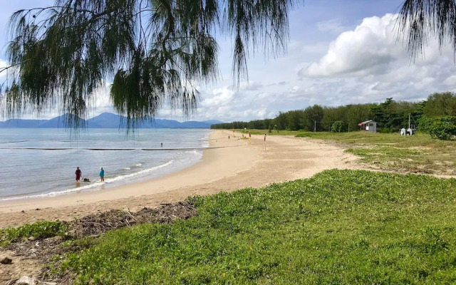 Silver Sands - A Unique Retro Beauty