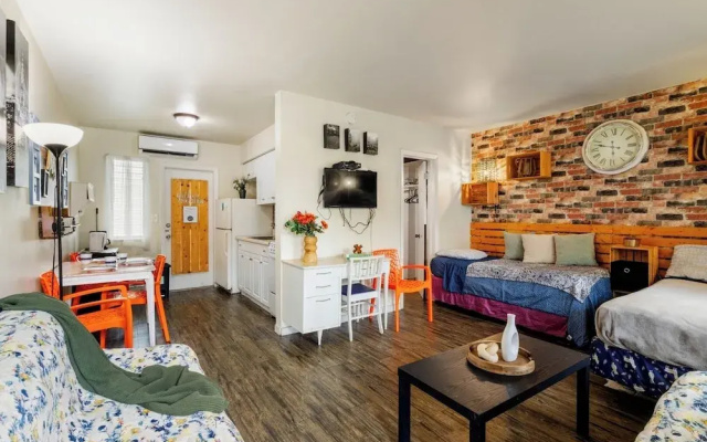 Hollywood 1BR Condo: Pets Allowed, BBQ & Parking
