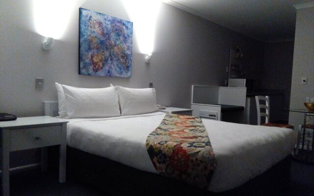 Colonial Lodge Motel