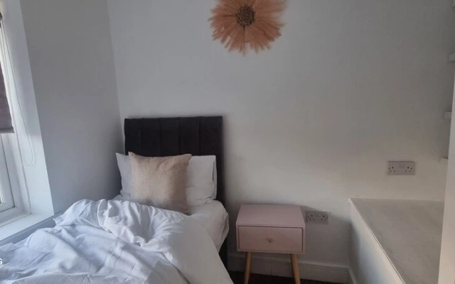 Modern 3bed House in Slough