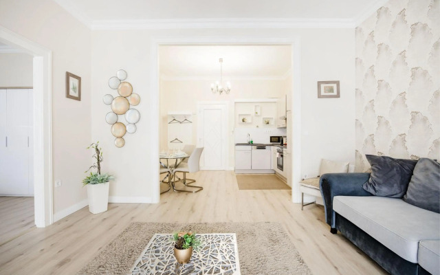 De Luxe 1-bedroom, 2-bathroom Condo in the Center