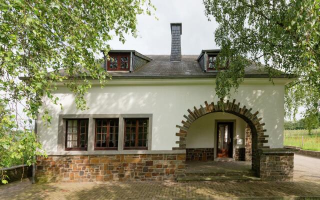 The Architecture of a Re-examined School