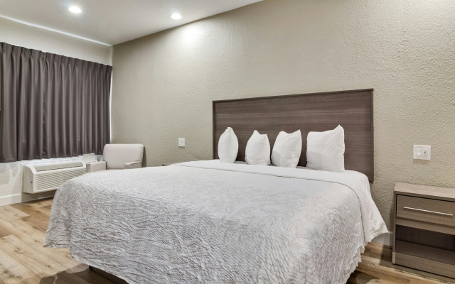 Red Roof Inn Plus+ Galveston - Beachfront