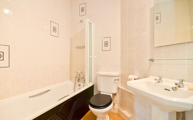 Imposing 2-bed House in Newport
