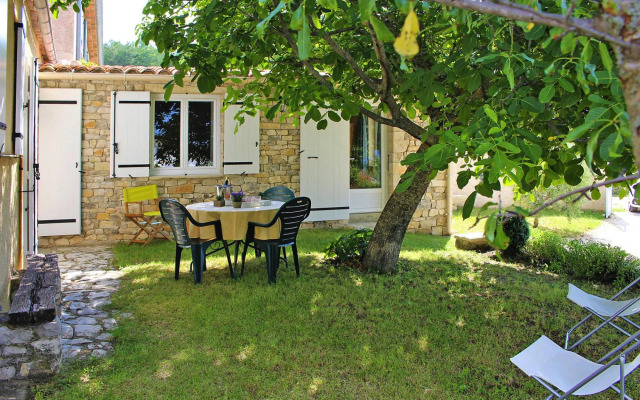 Charming holiday home with private garden, Revest-du-Bion