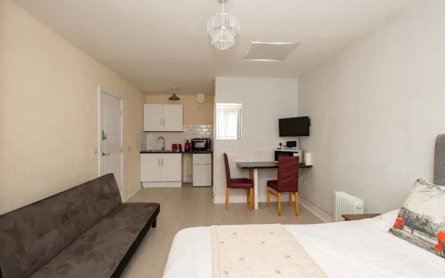Newly Refurbished Studio, 20 Mins to London Bridge