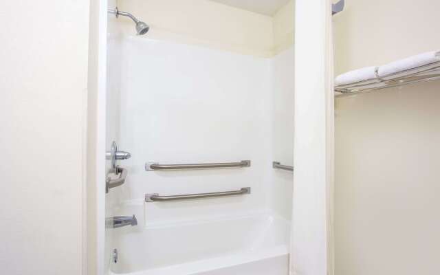 Super 8 by Wyndham Clinton