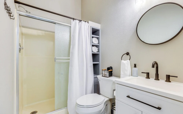 Hot Tub: Family Retreat 22 Mi to Mt Bachelor!