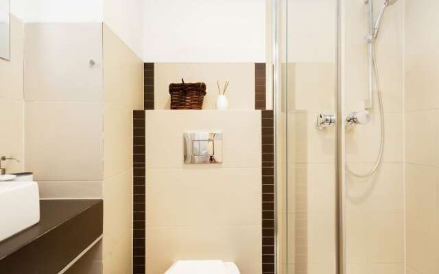 Al. Jerozolimskie Apartment by Renters