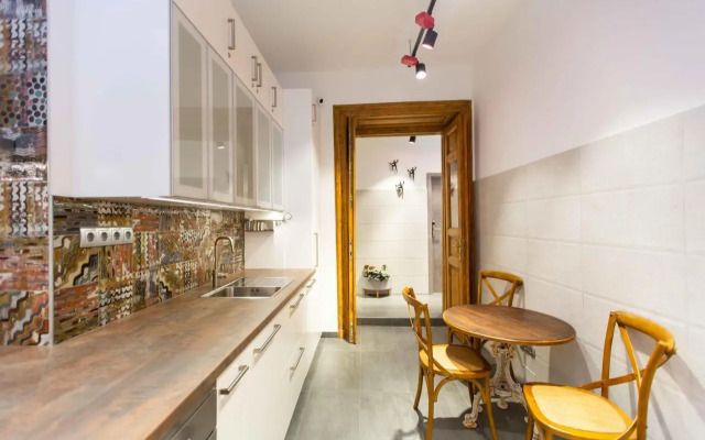 Premium Rooms by Hi5 - Style at the Comedy Theater