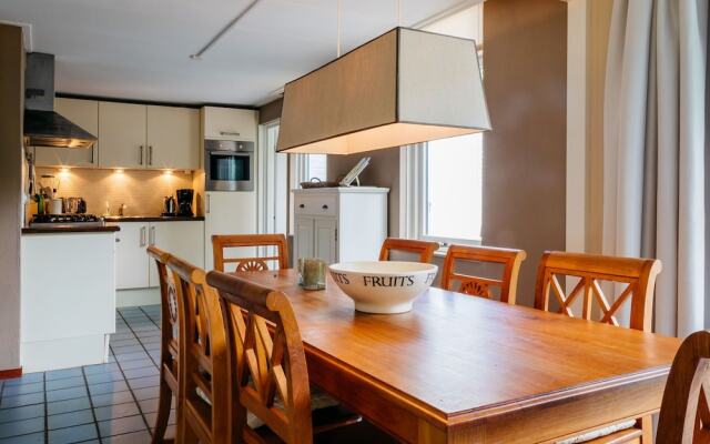 Charming Holiday Home in Burgh-Haamstede near Beach