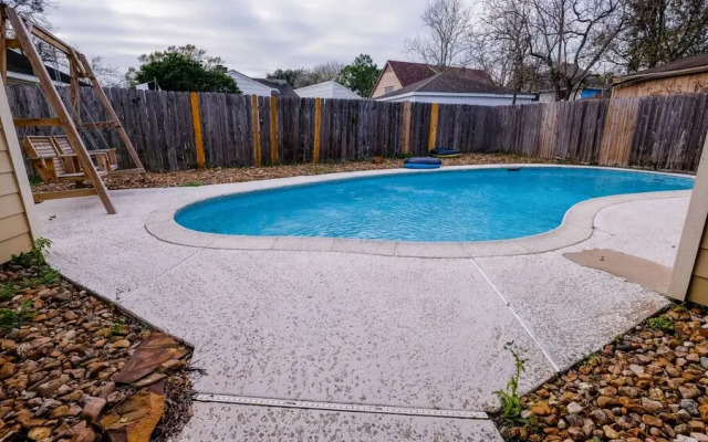 3Bdrm 2.5Bath 6Beds - Pool House