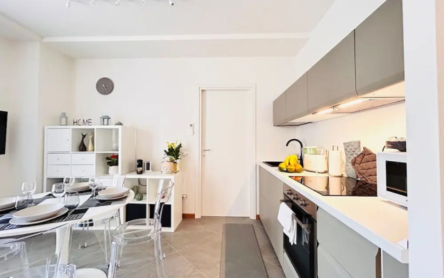 Moderno Bilocale con Terrazzo e Parcheggio