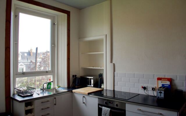 2 Bedroom Seaside Flat With Scenic Views