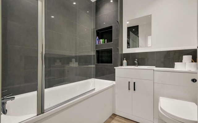 Charming 2-bed Apartment in South West London