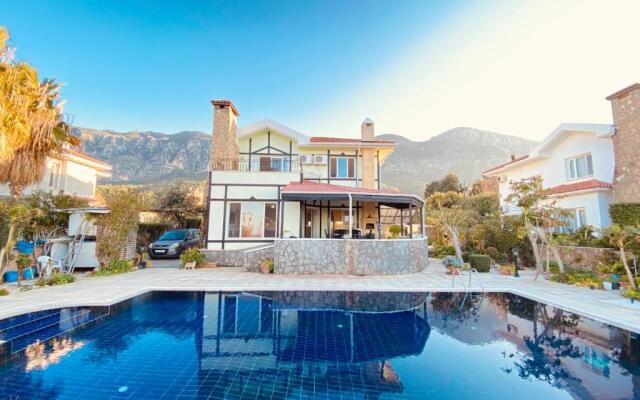 4 Bedroom Deluxe Villa with Mountain and Sea View