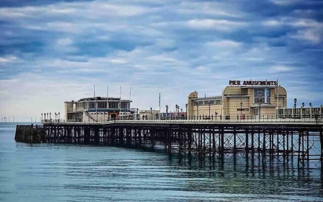 Beautifully Furnished Home - 5 Minutes to the Sea!
