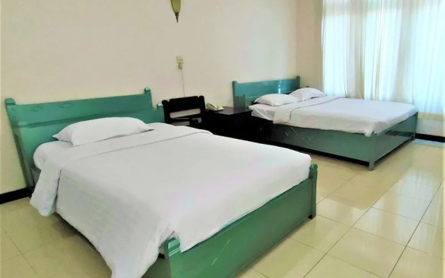 Hotel Savitri Country