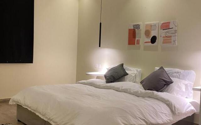 شقه جميله مودرن بغرفه نوم وموقف مجاني وموقع ممتاز