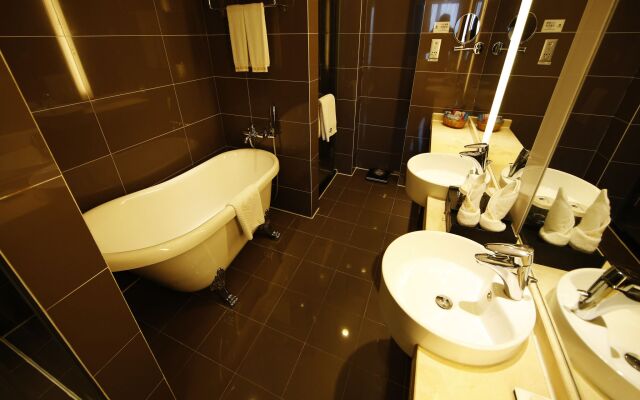 New Beacon Luguang International Hotel - Wuhan Optics Valley Plaza