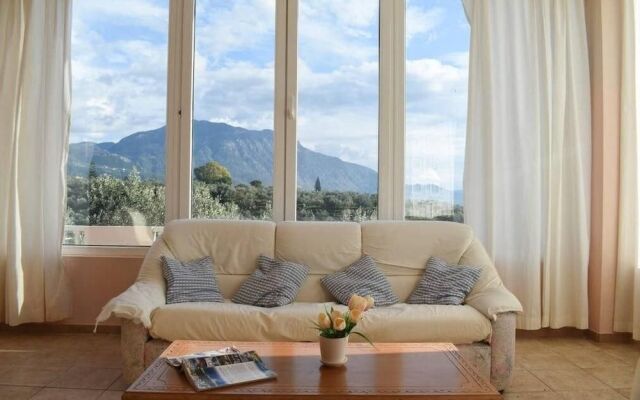 Spacious Villa With Amazing Sea & Mountain View