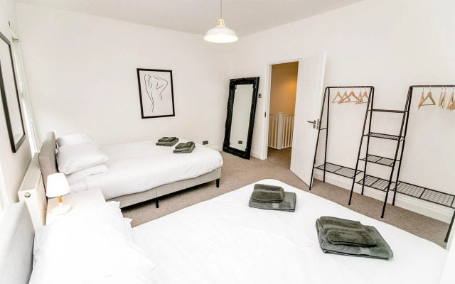 New City House, Great Location - With Parking