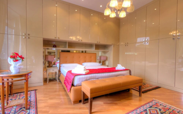 Spanish Steps Hills Apartment