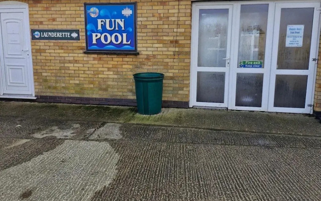 3-bed Caravan - Sleeps 8 - Pool Onsite - Petsok