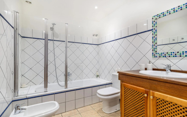 BEACHFRONT Spacious House with Pools, Bathtubs, Garden, Sea View