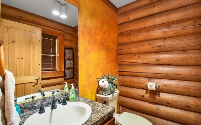 FlagRanch - 4 Br cabin by RedAwning