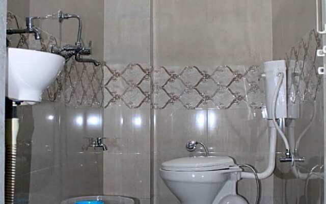 OYO HOME 84939 Choudhary White House