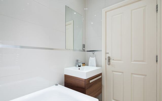 The Kensington Gardens - Modern & Bright 2BDR Flat
