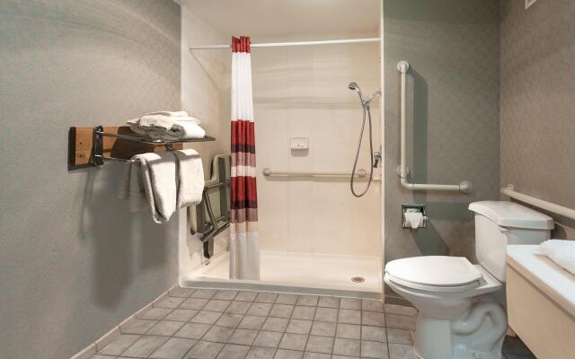 Red Roof Inn & Suites DeKalb