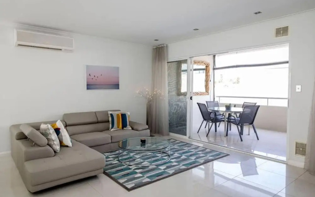 Stylish Executive Apartment With Balcony
