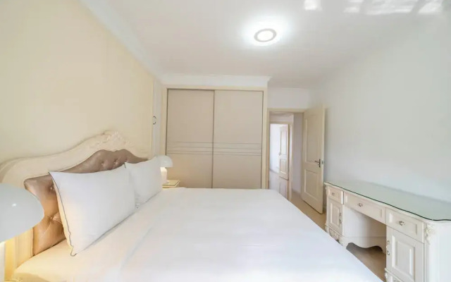 Tyms 2BR APT Xujiahui Dacheng Residence