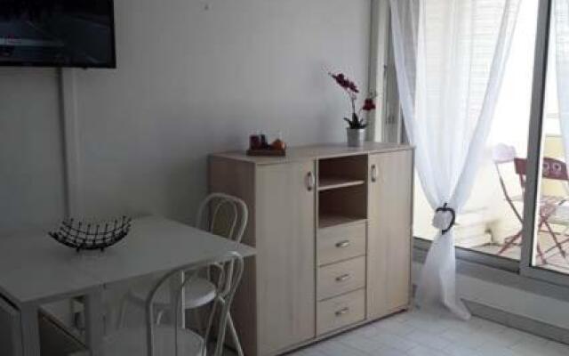 Studio cabine climatisé avec parking au Couchant